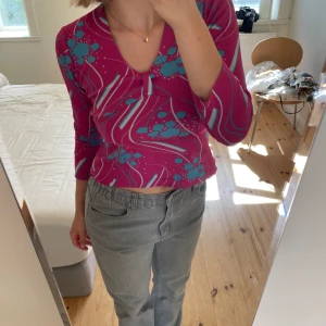 Vintage Topp - Supersöt vintage topp i lite y2k stil! Toppen är så söt och har en superfin passform. Den är lite nopprig och har en liten fläck ungefär vid ena armhålan men annars väldigt fin. Passar mig som är S/M.🎀💫🌷🫧