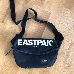 Eastpak Väska - Väska från Eastpack som jag tyvärr måste sälja av då jag har för många ❤️ Tryck gärna på köp nu! 