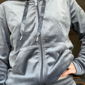 Mjukisätt💫⭐️ - Säljer detta fina mjukisätt i storlek M från Gina Tricot💕 Säljer då det är för stort för mig, aldrig använt! (Lapparna sitter kvar på både tröjan och byxorna)  Jag är 163 cm💫 Lämna gärna prisförslag och hör av er vid fler bilder!🫶🏼 