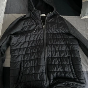 Pier one cardigan  - En riktigt snygg och bra cardigan inför sommaren nu när de regnar ganska mkt och lite blåsigt, inga som helst skador säljer då jag har en till likadan, vid fler frågor skriv privat! 