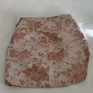 Kjol  - Kjol som är oanvänd, den är lite rosa och champagne färgad 