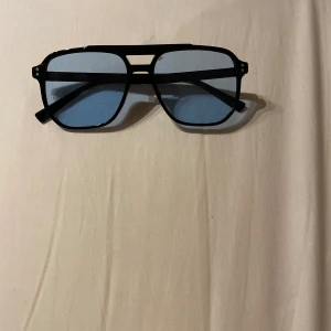 Solglasögon  - Oanvända solglasögon säljes billigt 