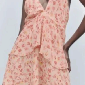 Zara klänning  - Säljer denna fina Zara klänning 