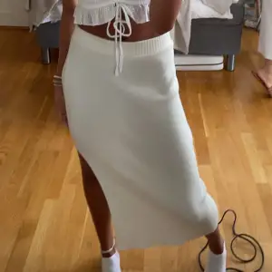 jättefin vit kjol ifrån h&m! nypris 299, använd bara några gånger så superbra skick! säljer för 149. perfekt till sommar och midsommar