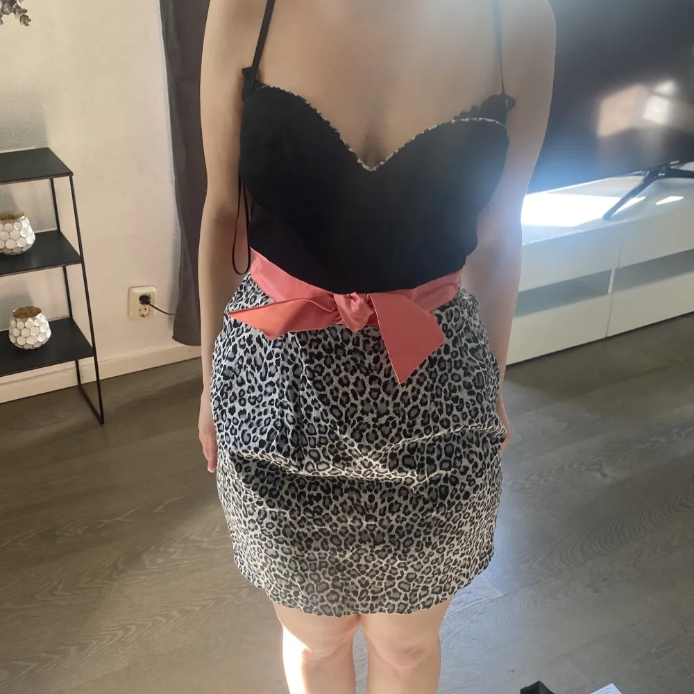 så vacker klänning till sommarfesterna❤️ Med rosett fram och liten slits bak passar xs/s använd gärna köp nu❤️. Klänningar.