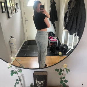 Highwaist jeans - Gina tricot perfekt jeans i stl 34. Passar Xs/S. Bra skick.