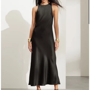 Stories klänning 36, bröllop, röd - Midsommar klänning, sommar klänning, bröllop klänning, klänning and other stories. Perfekt klänning till sommarens alla fester. Finns i många olika färger och modellen säljs fortfarande. Perfekt även på vintern.  Nypris: 1095 Strl: 36 