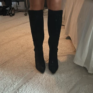 svarta klackar - supersnygga klackar i mocka, använda en gång (bara damm på dem på sista bilden)