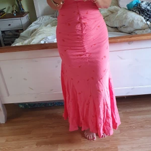 Adooreklänning - Jag säljer min fina aldrig använda Adooreklänning storlek 34 då för 650 kr den är aningen för liten för mig, inköpspris 1100 