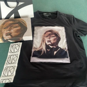 Limitato thirt - Hej, jag säljer nu min limitato thirt i st S! Den är i väldigt bra skick och har inte några defekter, det tillkommer kvitto och box, den är köpt på nk och är i kollektionen: Terry O’neill.  Vid mer frågor kontakta!