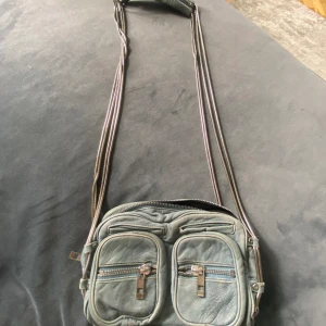 Alexander Wang crossbody väska - Jätte fin vintage Alexander wang väska lite disstressed men den är mycket fin ändå 