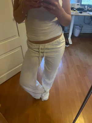 Linnebyxor - Linnebyxor från pull and bear i storlek XS lite slitna i benen där nere. Säljer då det inte kommer till användning längre🥰