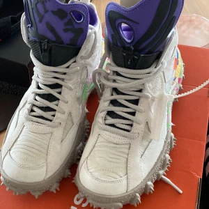 Off White skor - 9/10 skick bara använd typ 2 gånger. Köpt på SNKRS appen. Köpt för 2600