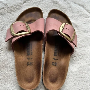 Birkenstock Madrid - Hejsan! Säljer dessa fina och underbara Birkenstocken som är knappt använda! Perfekta till sommaren och att kunna ha inomhus eller utomhus🌸 Stl 39, ny pris 1500