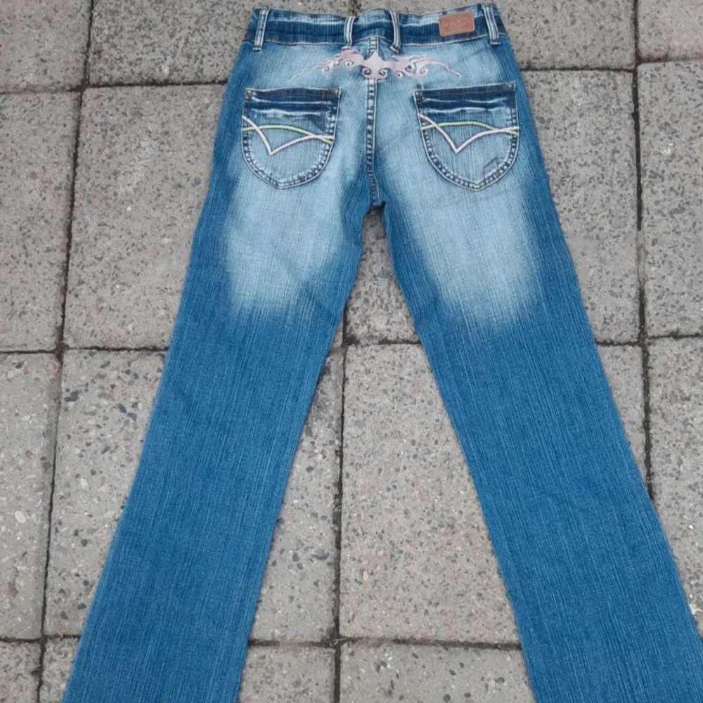 Säljer dessa as snygga crazy age jeans för att dom inte passade💕 Helt nya med prislappen kvar Dom är lågmidjade och utsvängda💕 Strl 26/34 Priset går att diskutera💕 Skriv innan du trycker på 