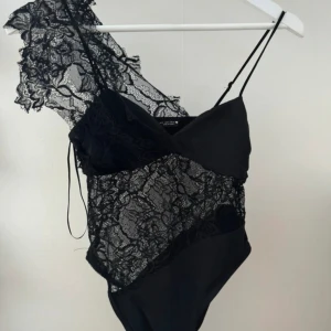 Spetsbody - Svart spetsbody från zara, säljer pga förliten