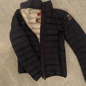Parajumper jacka  - Hej! Säljer nu min Parajumper jacka som är sparsamt använd. Nypris 2300kr. Kan tänka mig att gå ner i pris vid snabb affär🥰