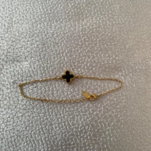 Klöver armband  - Helt ny och oanvänd Rostfritt guldpläterat armband. 