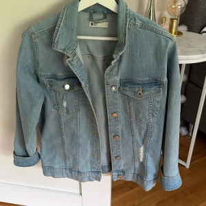 Jeansjacka  - Jeansjacka som bara är använd 2 gånger oversize! Skulle säga att den passar m också. 