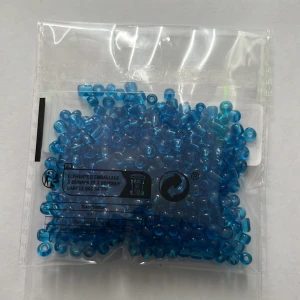 Pärlor  - Pärlor blåa  Osäker på antal men runt 300-400 stycken 