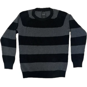 Randig Stickad Tröja - Randig tjockt stickad tröja, finns en söndrig söm vid axeln. 