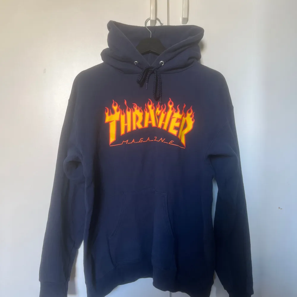 Säljer min mörkblåa thrasherhoodie i storlek S! Men skulle säga att den är lite stor i storleken. Den är inte använd jättemycket och är fortfarande i fint skick!😊. Hoodies.