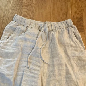 Beiga linnebyxor  - Beiga linnebyxor från Arket. Inköpta förra sommaren, hyfsat bra skick. Nypris 500kr. Storlek XS. Köparen står för frakten. Skriv till mig för flera bilder.