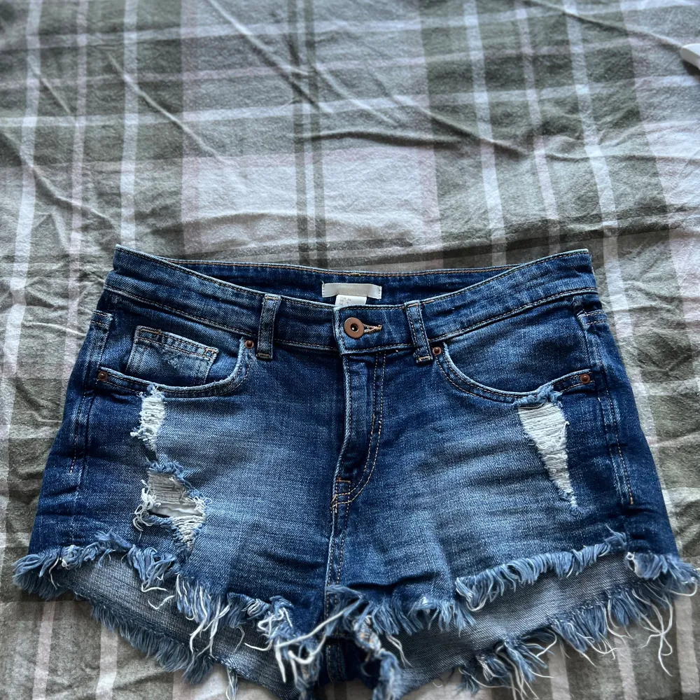 Jeans short med slitningar. Shorts.