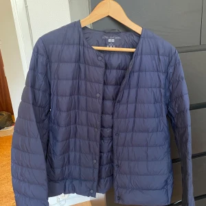 Uniqlo vårjacka - Säljer denna snygga dun/vårjacka från Uniqlo. Helt i nyskick utan prislapp bara. Säljer för köpte i en annan färg. Perfekt nu för sommaren, speciellt sommarkvällar. Ingår även en påse som man smidigt kan lägga jackan i! 