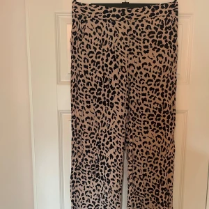 Leopard kostymbyxa - Leopard kostymbyxa från &otherstories i fint skick. 