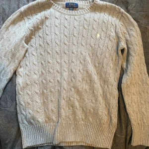 Polo tröja  - Polo tröja som är i bra Skick och inte så använt. 