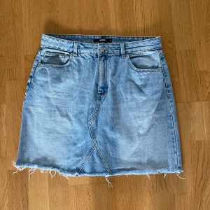 Jeanskjol - Blå jeanskjol från BikBok - Storlek 42/L - Knappt använd - Köparen står för frakten - Inga returer - Betalning via köp direkt 