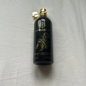 Montale arabians tonka  - Säljer 100 ml av Montale arabians tonka. Ungefär 90-95 ml kvar i flaskan🌟doftnoter:saffran och bergamott i toppen; agarträ (oud) och bulgarisk ros i mitten; samt tonkaböna, sockerrör, amber, vit mysk och ekmos i basen.🌟 GÖR INGA BYTEN!