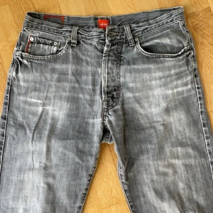 Gråa Hugo Boss jeans - Snygga gråa jeans som tyvärr är lite för korta för mig, riktig snygg färg och passform! Fråga gärna om fler bilder och pris kan alltid diskuteras! 