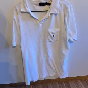 Ralph Lauren Frotté Piké  - Säljer en riktigt snygg Piké från Ralph Lauren. Pikén är i nyskick och är inköpt från Zalando för drygt 1,5 år sen! Är i storlek L och skulle vilja säga att den håller sig till en L🙂  Priset kan diskuteras🤝🏼