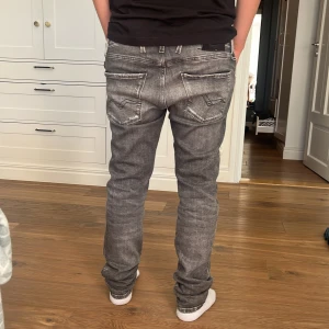 replay jeans - tja säljer ett par fet jeans sick 9/10 helt ny  har använt  ett par fåtal gånger model är 170 vägar 80