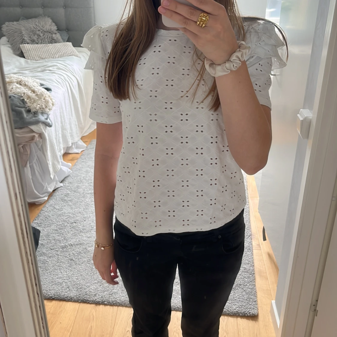 Vit topp med hål broderier