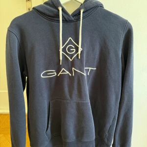 Gant hoddie  - Marinblå gant hoddie. Sparsamt använd. Storlek M. 