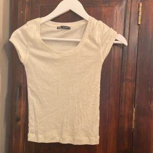 Zara tshirt - Säljer min benvita tshirt från zara