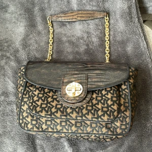 DKNY väska (original)  - Helt oanvänd DKNY väska  Pris kan diskuteras vid snabb affär 