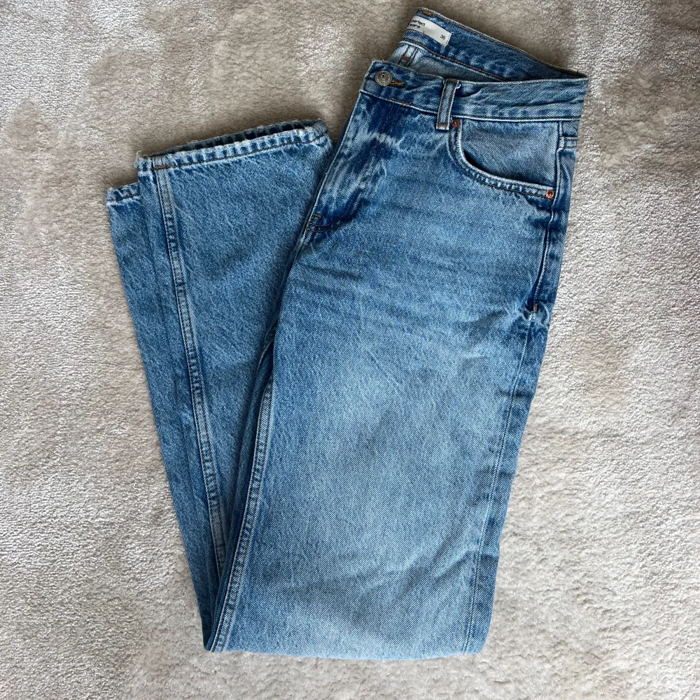 Superfina och trendiga jeans från Gina tricot. Lågmidjade med raka ben. Säljer pga att de är för små. . Jeans & Byxor.