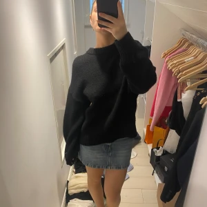 Svart stickad tröja🖤 - Från nakd knappt använd!! strlk S