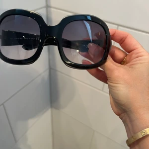Tom Ford Solglasögon  - Rensar bland alla märkesbågar för att ge plats till nya. Alla äkta. Vissa med fodral, andra utan.  Dessa saknar sitt fodral.
