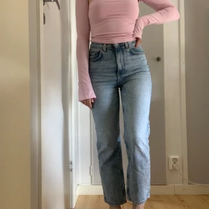 Blå Jeans - Nya ”Tower Jen Jeans” av märket NeverDenim. Jeansen är högmidjade och av bomull. De är fairtade märkta och har tyvärr aldrig kommit till användning🦋Nypris 699 🦋Midja-64,5 cm Höfter- 88,5 cm Innerben-65 cm 