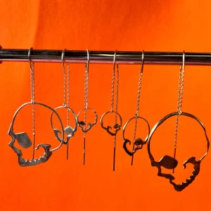 Dödskalleörhänge - Säljer ett dödskalleörhänge i silver från L8H, i den minsta stoleken. Rengjord och sparsamt använd. Nypris 300 kr, säljer för 80 kr + frakt💗(OBS endast ett örhänge) 