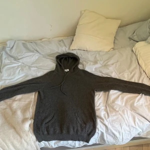 Kashmir Hoodie - En  skit snygg cashmir tröja från davida i storlek S men passar M. Är 178 och är lite stor. Ordinarie pris 3000kr.