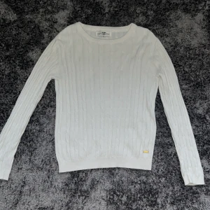 vit flät stickad tröja - vit flätstickad tröja.  andvänt 2-3 gånger.  den är från hampton republic och är i storlek 134/140
