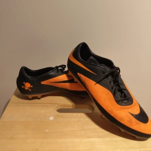 Nike Hypervenom Fotbollsskor | Storlek 40,5 | - Säljes ett par fotbollsskor från Nike. Skorna har enbart använts vid ett fåtal tillfällen men fått små svarta fläckar pga konstgräset. Går säkerligen att skrubba bort!  Priset kan absolut diskuteras