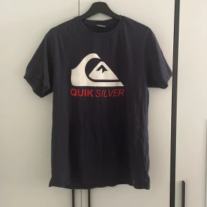 Quiksilver - tshirt - Quiksilver tshirt, skick 8/10 skriv vid funderingar eller liknande