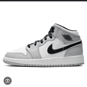 Jordan 1 light Smoke Grey mid - Säljer mina jordans då de bara kommit till användning nån gång så de är i stort sett nya. Köpte de nya här på plock för 2800kr och säljer nu för 2000kr pris går att diskuteras såklart